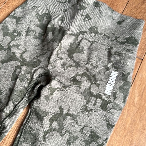 EUC Gymshark Olive Green Camo Adapt XS full length no front seam w/scrunch butt - Picture 3 of 7